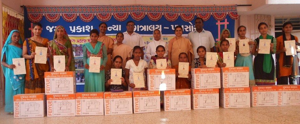 Sewing machine distribution at Jag Prakash Kanya Chatralay, Pansora